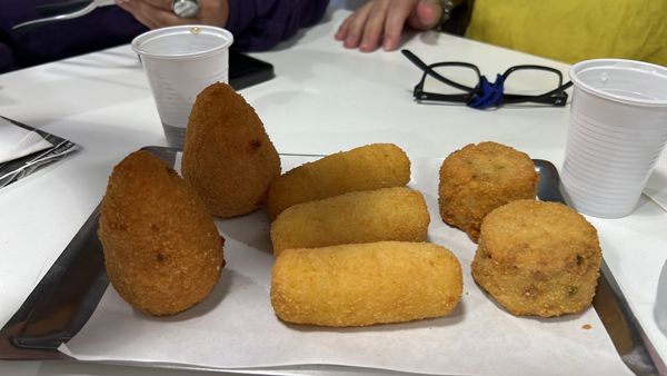 Arancini fritti dorati, serviti al piatto
