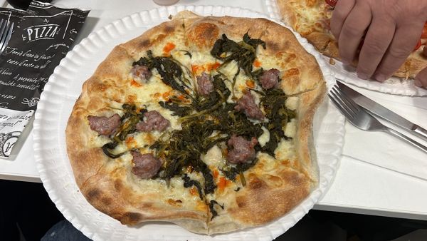 Pizza napoletana con salsiccia e friarielli
